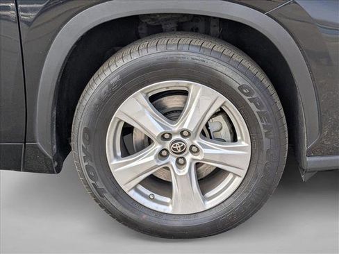 Used 2022 Toyota Highlander LE image 26