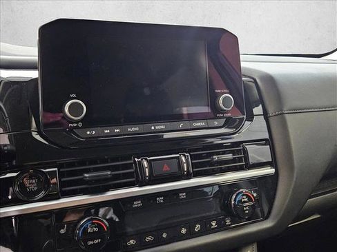 Used 2025 Nissan Pathfinder SV image 14