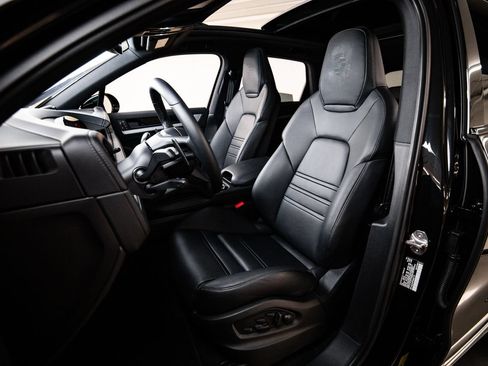 Certified 2026 Porsche Cayenne AWD/4WD image 5