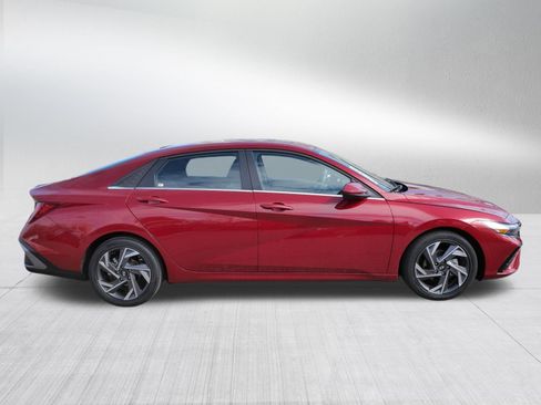 Used 2025 Hyundai Elantra SEL FWD image 8