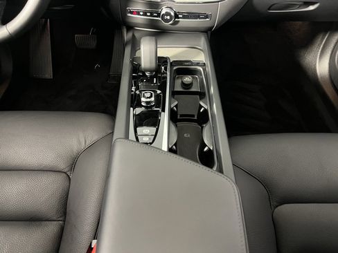 Used 2025 Volvo XC60 B5 Plus image 17