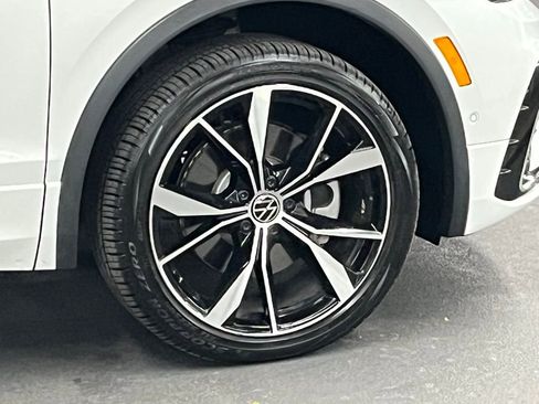 Certified 2024 Volkswagen Tiguan SEL R-Line image 40