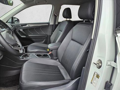 Used 2023 Volkswagen Tiguan SE image 18