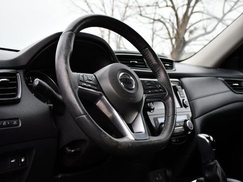 Used 2018 Nissan Rogue SV w/ Premium Package image 10
