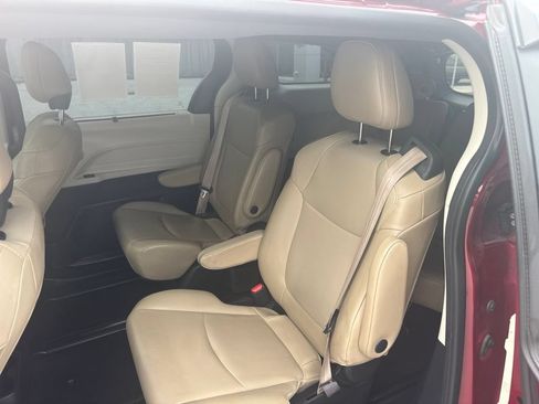 Used 2021 Toyota Sienna XLE FWD image 19