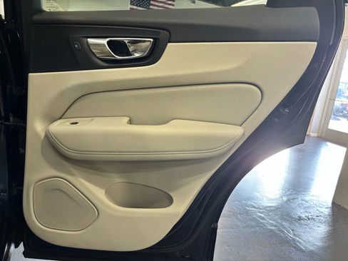 Used 2019 Volvo XC60 T5 Momentum w/ Premium Package image 45