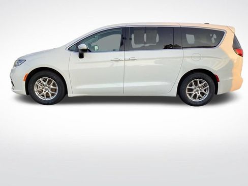 Used 2023 Chrysler Pacifica Touring-L FWD image 6