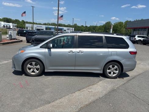 Used 2020 Toyota Sienna LE w/ Carpet Mat Package image 4