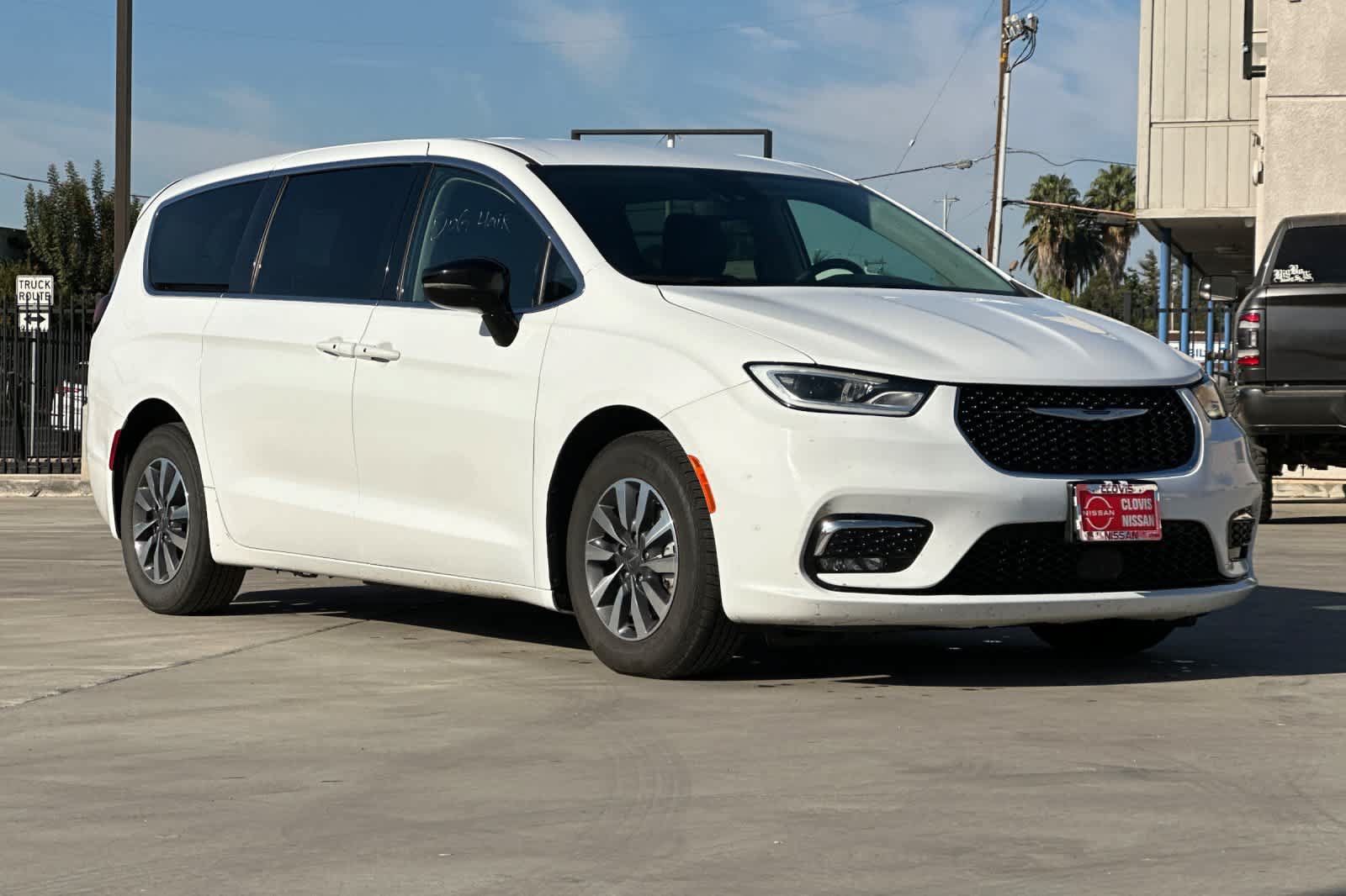 Used 2024 Chrysler Pacifica Limited FWD image 9