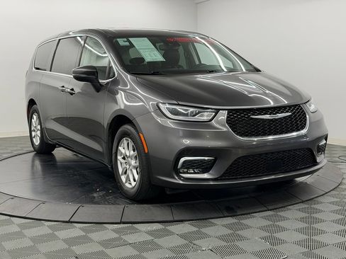 Used 2023 Chrysler Pacifica Touring-L FWD image 8