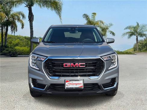Used 2024 GMC Terrain SLE image 3