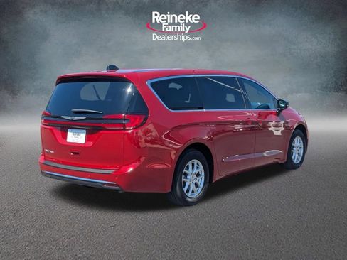 Used 2025 Chrysler Pacifica Select FWD image 5