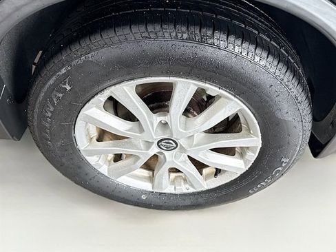 Used 2018 Nissan Rogue SV w/ Premium Package image 30