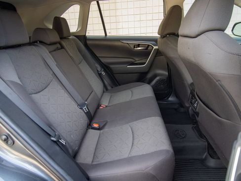 Used 2021 Toyota RAV4 XLE FWD image 19