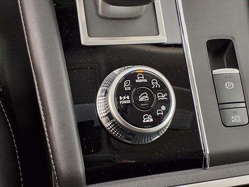 New 2025 Mitsubishi Outlander SE image 21