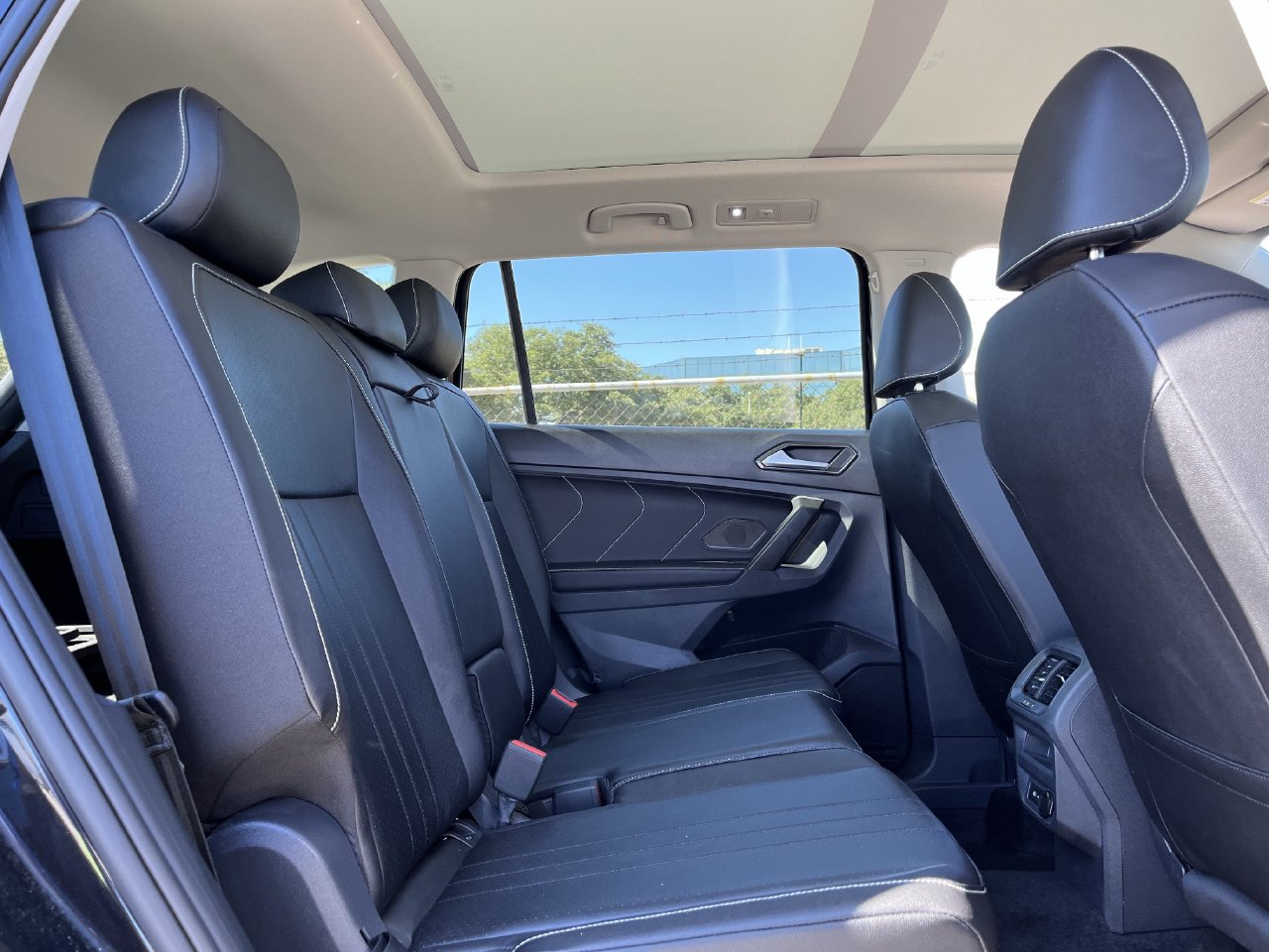 Used 2024 Volkswagen Tiguan SE w/ Panoramic Sunroof Package FWD image 27