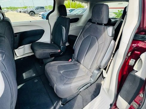 Used 2017 Chrysler Pacifica Touring Plus w/ Tire & Wheel Group FWD image 11
