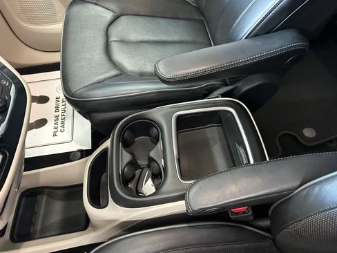 Used 2020 Chrysler Pacifica Limited FWD image 19