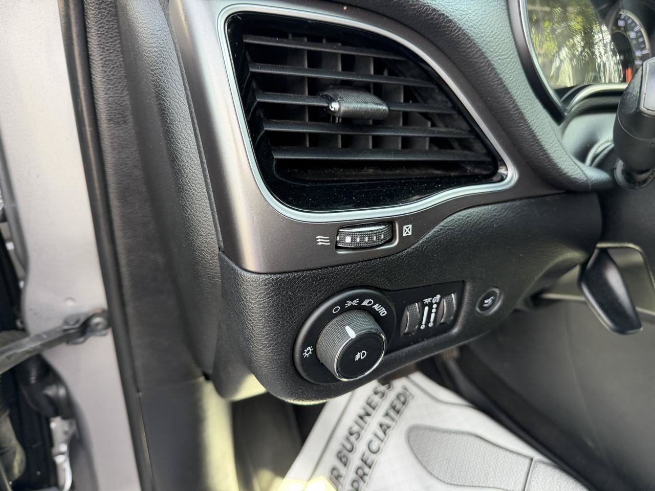 Used 2019 Jeep Cherokee Limited AWD/4WD image 10