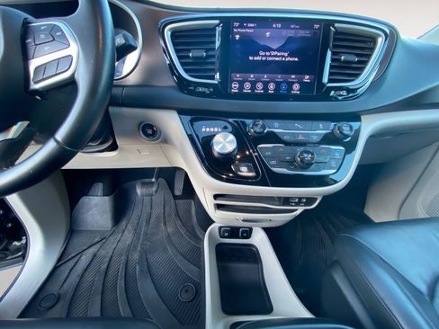 Used 2018 Chrysler Pacifica Touring-L w/ Tire & Wheel Group image 17