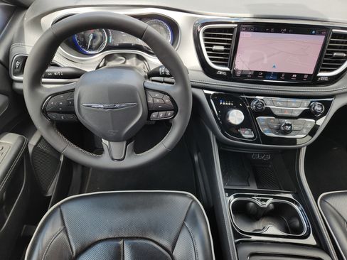 Used 2025 Chrysler Pacifica Limited FWD image 29