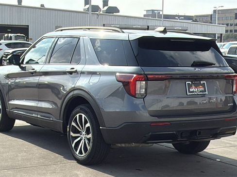 Used 2025 Ford Explorer ST-Line image 3
