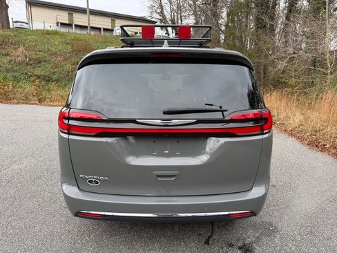 Used 2022 Chrysler Pacifica Touring-L image 7