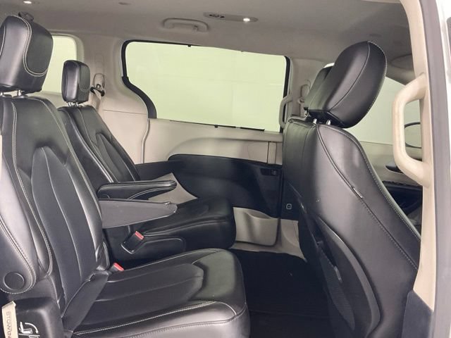 Used 2023 Chrysler Pacifica Touring-L FWD image 18