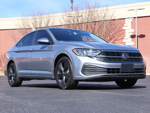 Used 2024 Volkswagen Jetta SE image 1