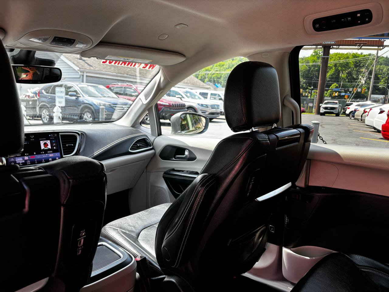 Used 2022 Chrysler Pacifica Touring-L w/ Uconnect Theater Family Group FWD image 20