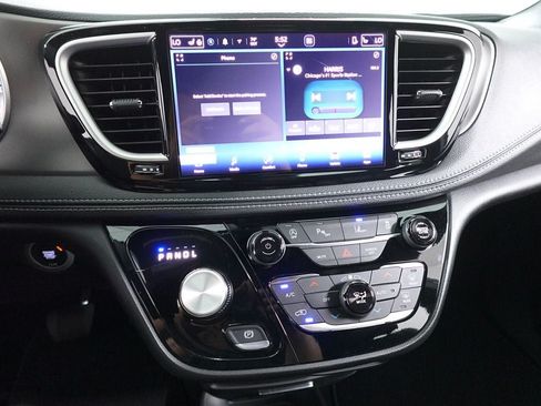 New 2027 Chrysler Pacifica Select FWD image 13