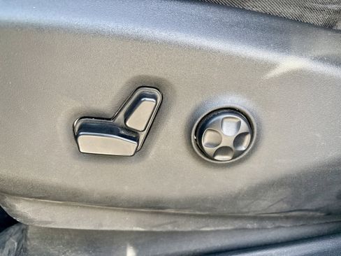 Used 2020 Chrysler Pacifica Touring-L image 12