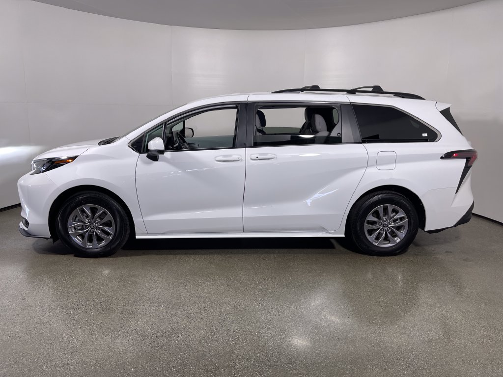Certified 2026 Toyota Sienna LE FWD image 6