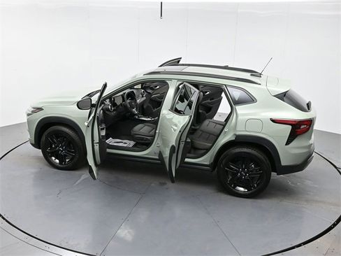 Used 2025 Chevrolet Trax ACTIV w/ Sunroof Package image 42