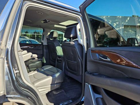 Used 2020 Cadillac Escalade Premium Luxury image 14