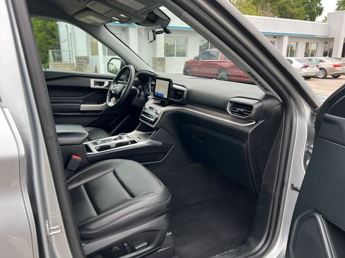 Used 2024 Ford Explorer XLT w/ Equipment Group 202A AWD/4WD image 12