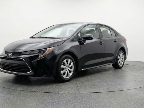 Used 2025 Toyota Corolla LE image 3