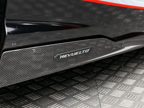 Used 2024 Lamborghini Revuelto image 7