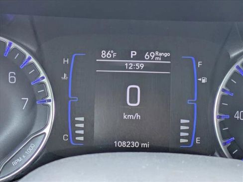 Used 2020 Chrysler Pacifica Touring-L FWD image 9