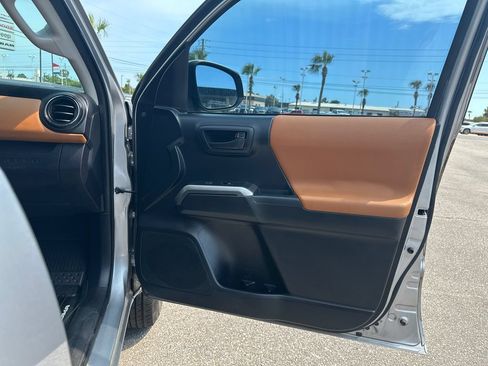 Used 2018 Toyota Tacoma SR5 RWD image 18