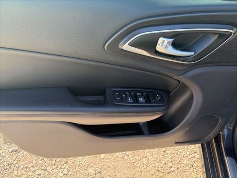 Used 2017 Chrysler 200 Limited Platinum w/ Comfort & Convenience Group image 13