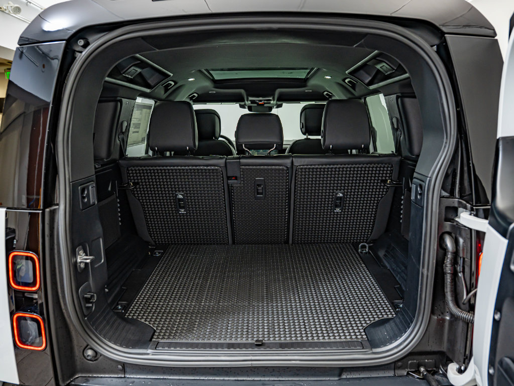 New 2026 Land Rover Defender 110 X-Dynamic SE AWD/4WD image 38