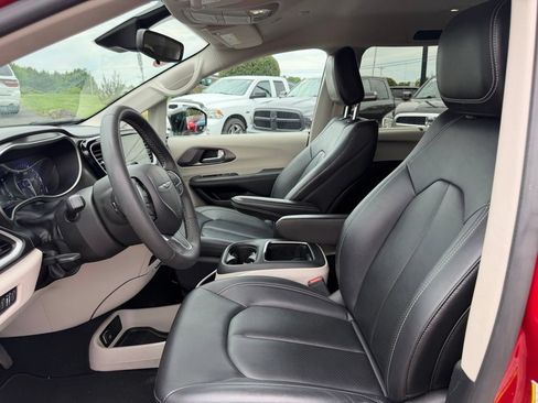 Used 2024 Chrysler Pacifica Touring-L FWD image 15