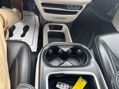 Used 2023 Chrysler Pacifica Touring-L image 24