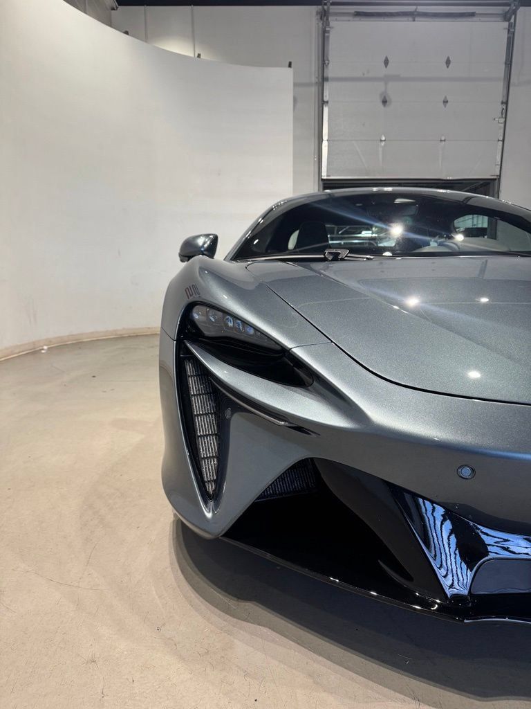 Used 2023 McLaren Artura RWD image 30