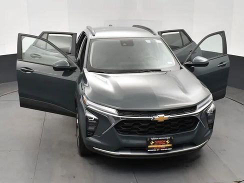 Used 2025 Chevrolet Trax LT image 10