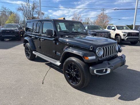 Used 2025 Jeep Wrangler Unlimited Sahara image 7