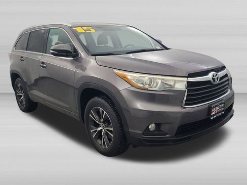 Used 2015 Toyota Highlander XLE FWD image 2