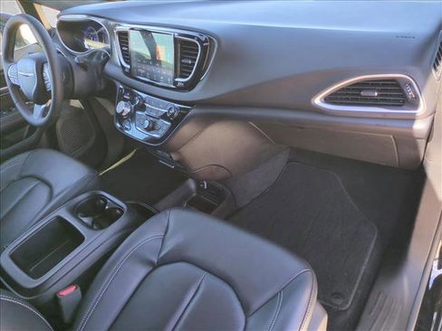 Used 2025 Chrysler Pacifica Select image 22