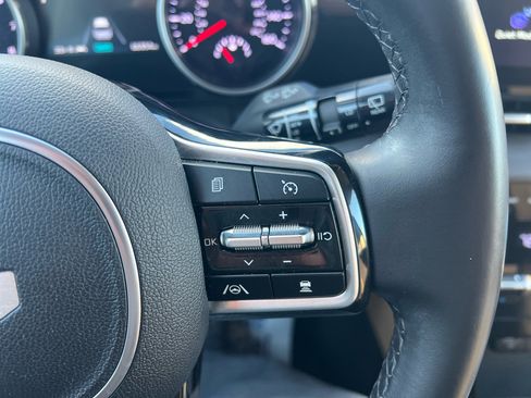 Used 2022 Kia Carnival EX image 28